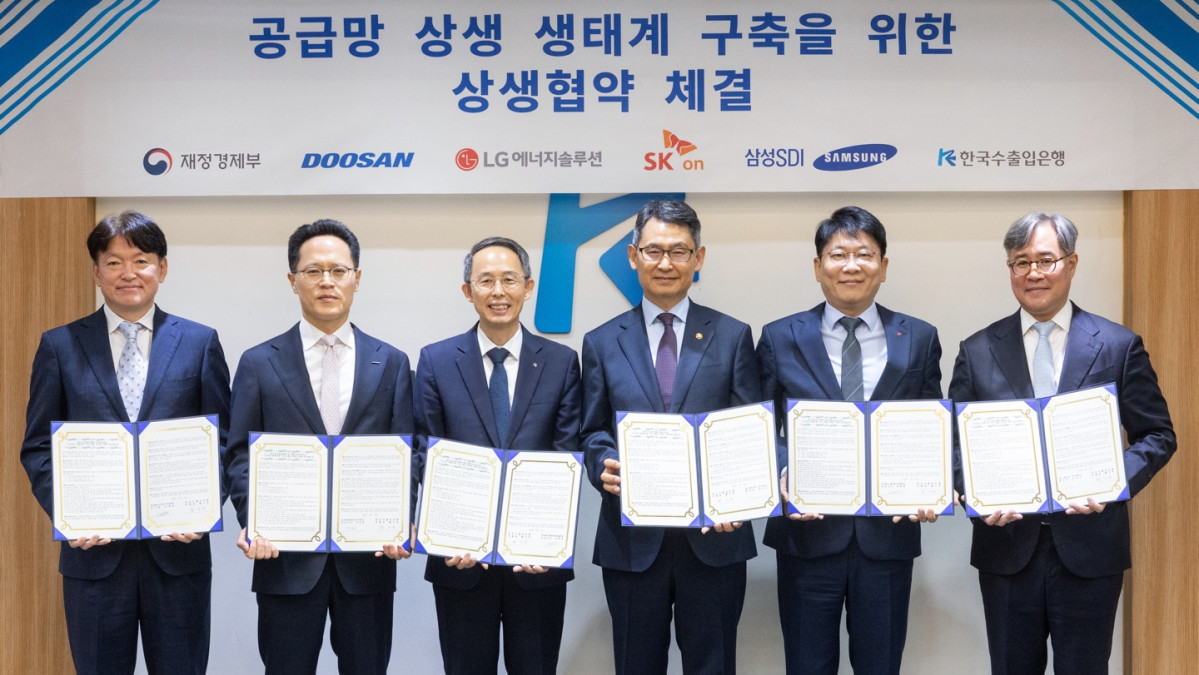▲(사진 왼쪽부터) 오재균 삼성SDI CFO와 박상현 두산에너빌리티 대표, 황기연 한국수출입은행장, 허장 재정경제부 제2차관, 김동명 LG에너지솔루션 대표, 김민식 SK온 CFO 등 참석자들이 19일 서울 여의도 수은 본점에서 열린 ‘공급망 상생금융 업무협약식’에서 기념 촬영 하고 있다. (사진제공=한국수출입은행)