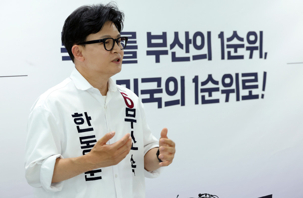 ▲무소속 한동훈 부산 북갑 국회의원 보궐선거 후보가 19일 오전 부산 북구 선거사무소에서 공약 발표 기자회견을 열고 있다. (연합뉴스)
