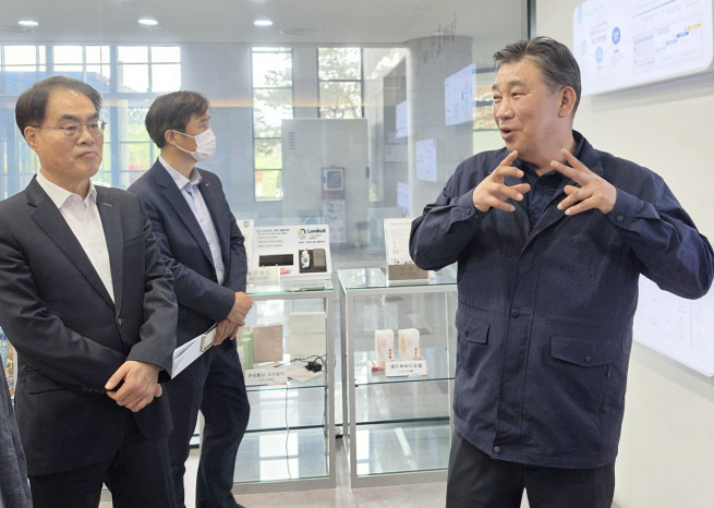 ▲최승재 중소기업 옴부즈만이 지난달 28일 광주시 북구 중소벤처기업진흥공단 청년창업사관학교에서 청년창업가의 애로사항을 청취하고 있다. (사진제공=중소기업 옴부즈만지원단)