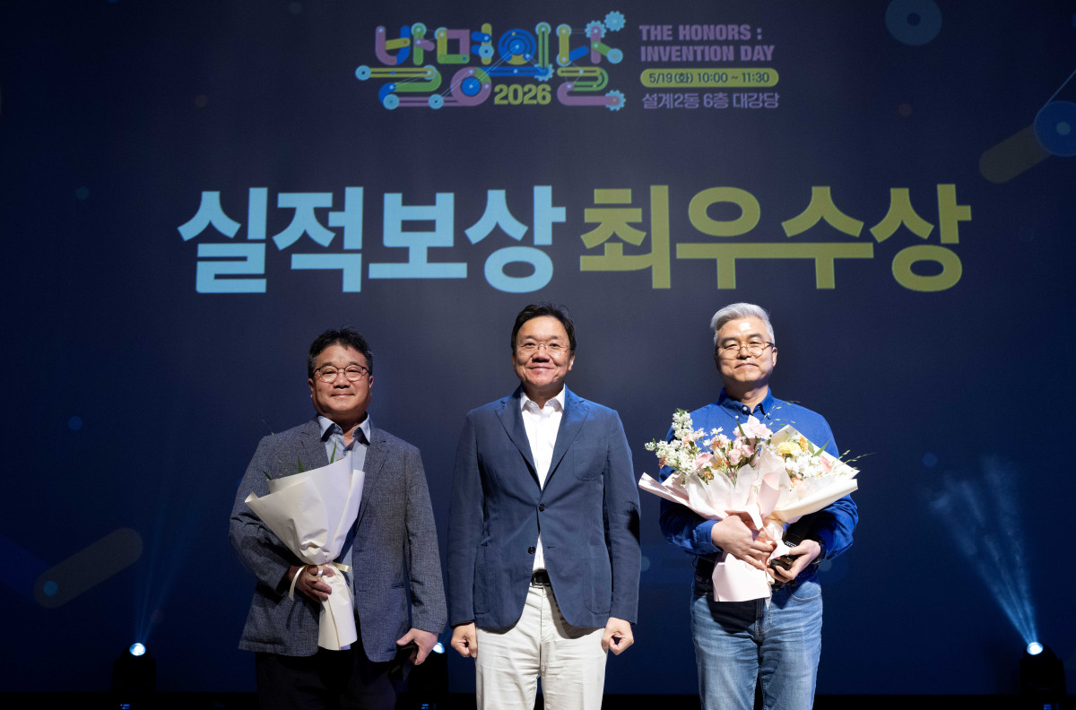▲왼쪽부터 현대차·기아 열에너지시스템리서치랩 김재연 연구위원, 전동화에너지솔루션담당 김창환 부사장, 차량성능열화리서치랩 이태희 책임연구원 (사진=현대차·기아)