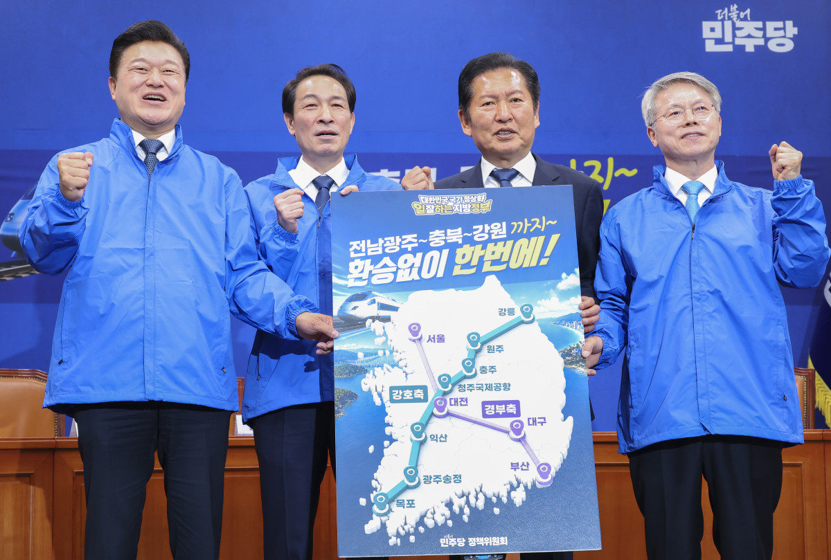 ▲더불어민주당 정청래 대표를 비롯한 관계 시도지사 후보자들이 19일 국회에서 열린 '강호축' 철도망 합동 공약 발표 기자회견에서 공약을 설명한 팻말을 들고 구호를 외치고 있다.  (왼쪽부터) 신용한 충북도지사 후보, 우상호 강원도지사 후보, 정 대표, 민형배 전남광주통합특별시 후보. 사진=연합뉴스