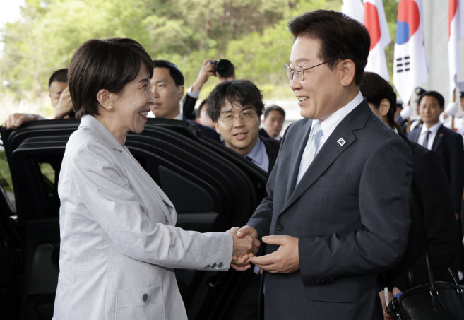 ▲이재명 대통령과 다카이치 사나에 일본 총리가 19일 정상회담장인 경북 안동 한 호텔에서 악수하고 있다. (연합뉴스)