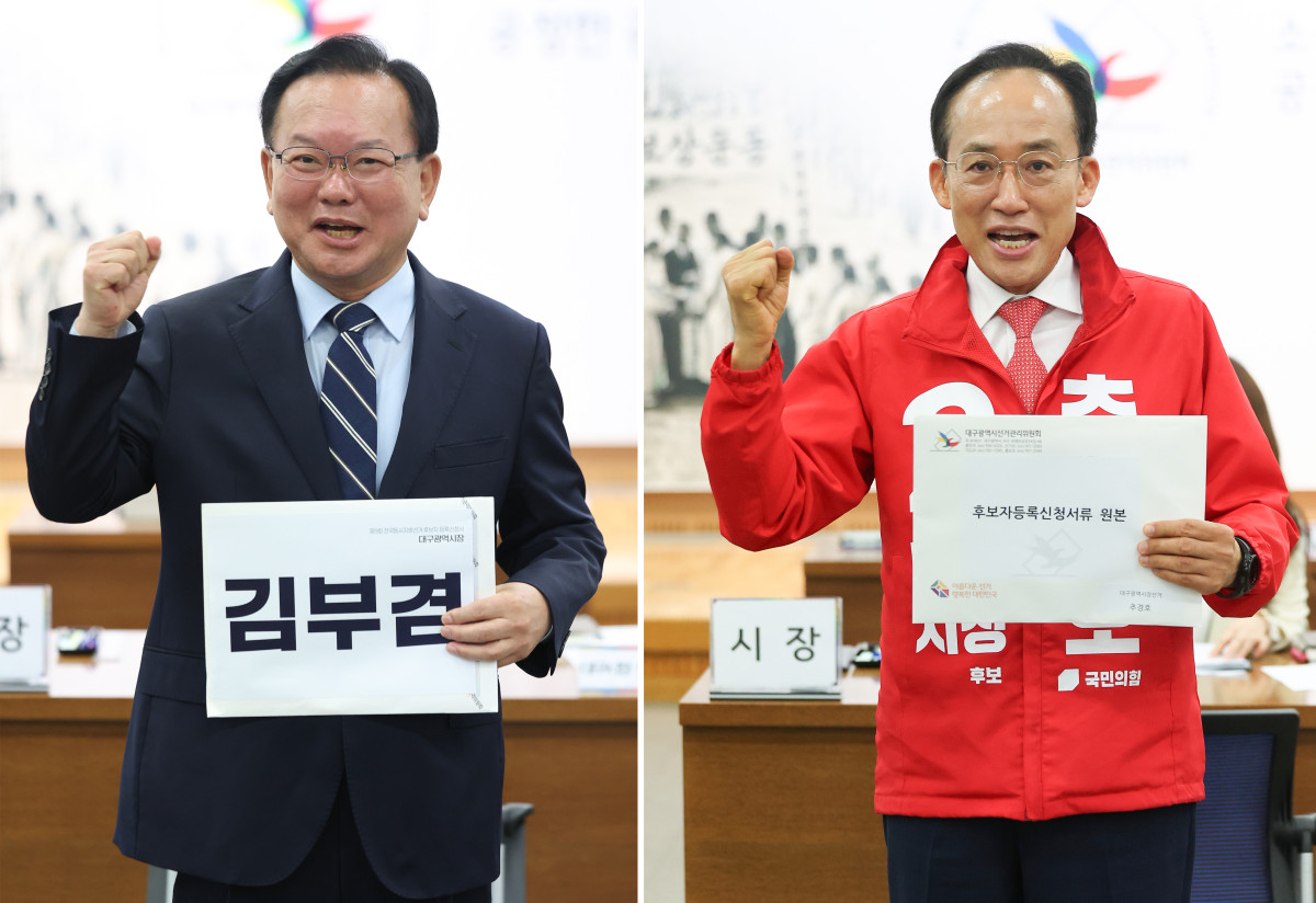 ▲더불어민주당 김부겸 대구시장 후보(왼쪽 사진) 국민의힘 추경호 대구시장 후보가 14일 대구시선거관리위원회에서 6·3 지방선거 대구시장 후보 등록 신청을 하기 전 파이팅 포즈를 취하고 있다. (연합뉴스)