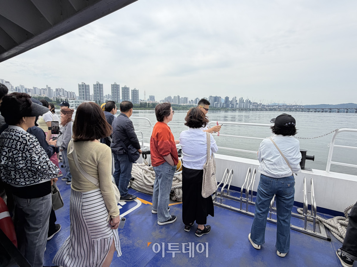 ▲19일 잠실에서 여의도로 향하는 한강 버스 위에서 시민들이 사진을 찍으며 여유를 만끽하고 있다. (송석주 기자 ssp@)