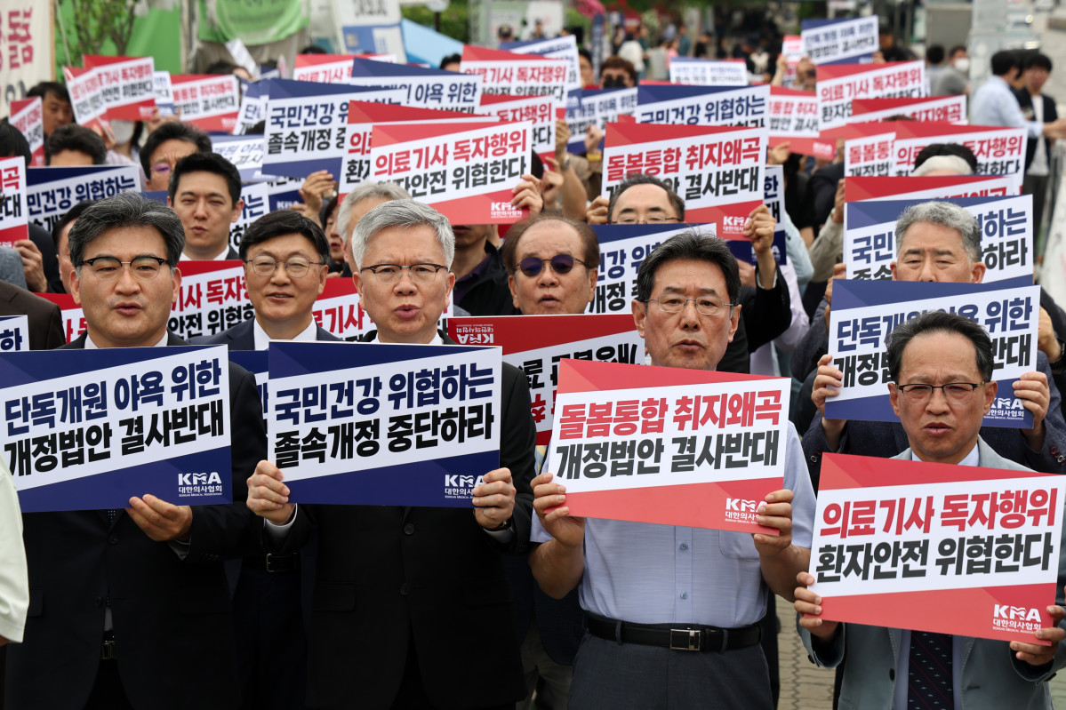 ▲19일 국회 앞에서 열린 ‘의료기사법 개정 결사 저지’ 전국 의사·치과의사 대표자 궐기대회에서 김택우 대한의사협회장을 비롯한 참석자들이 관련 구호를 외치고 있다. (연합뉴스)