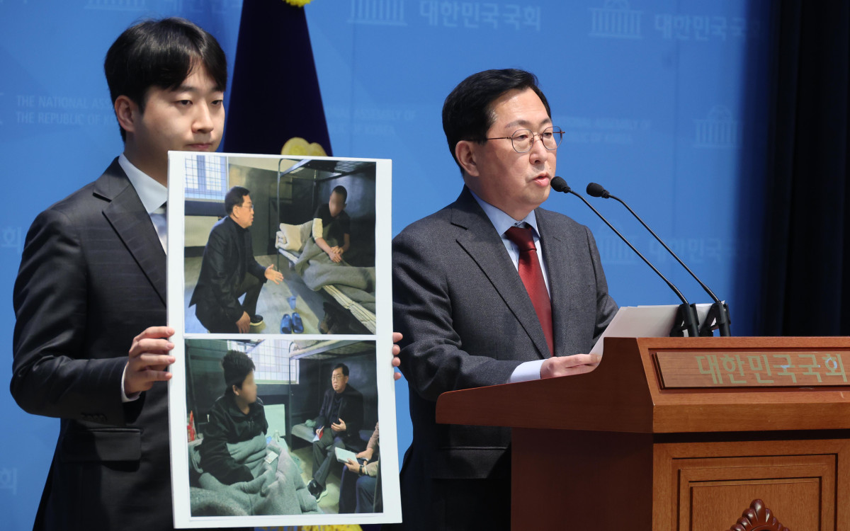▲[서울=뉴시스] 조성봉 기자= 유용원 국민의힘 의원이 4일 오전 서울 여의도 국회 소통관에서 열린 우크라이나 방문 보고 기자회견에서 북한 포로 면담 결과를 설명하고 있다. 유 의원은 지난 2월 23일부터 26일까지 3박 4일의 일정으로 우크라이나를 방문했다.2025.03.04. suncho21@newsis.com