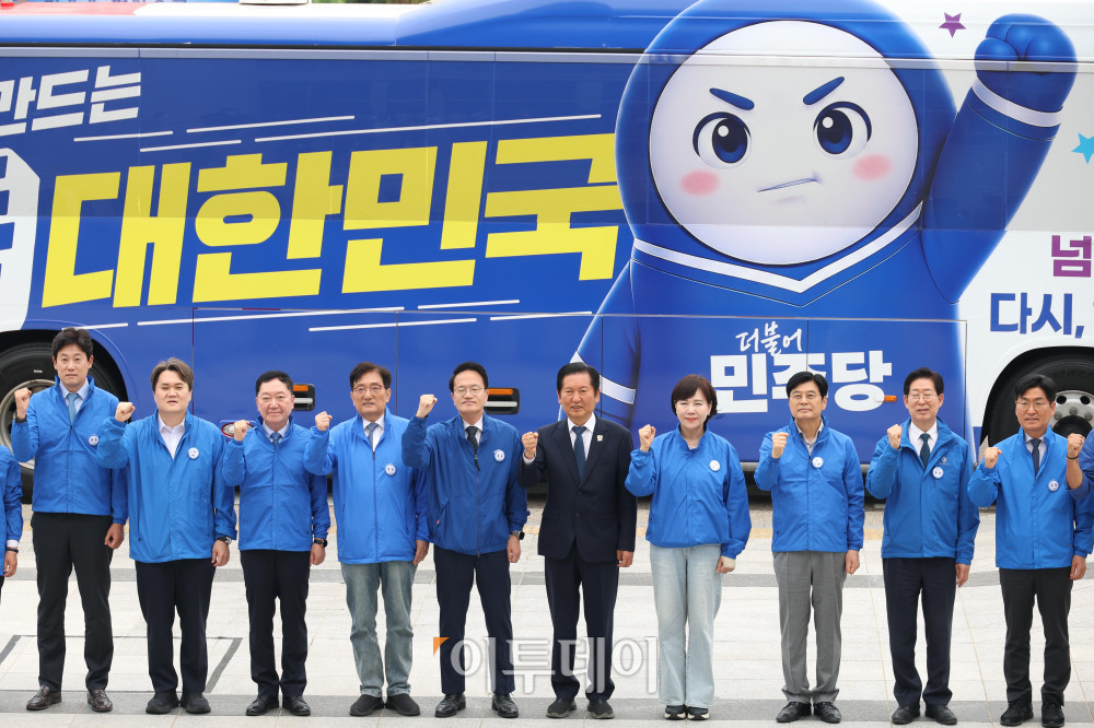▲정청래(오른쪽 다섯번째) 더불어민주당 총괄상임선대위원장이 19일 서울 여의도 국회에서 열린 대한민국 국가정상화 중앙선거대책위원회 오뚝유세단 출정식에서 참석자들과 유세 버스 앞에서 기념촬영을 하고 있다. 고이란 기자 photoeran@
