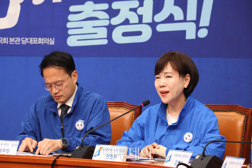 ▲19일 서울 여의도 국회에서 열린 대한민국 국가정상화 중앙선거대책위원회 오뚝유세단 출정식에서 전현희 수석부단장이 인사말을 하고 있다. 고이란 기자 photoeran@