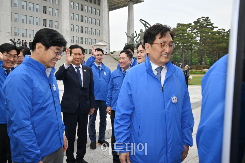 ▲정청래 더불어민주당 총괄상임선대위원장이 19일 서울 여의도 국회에서 열린 대한민국 국가정상화 중앙선거대책위원회 오뚝유세단 출정식에서 유세단이 버스에 탐승하는 모습을 지켜보고 있다. 고이란 기자 photoeran@