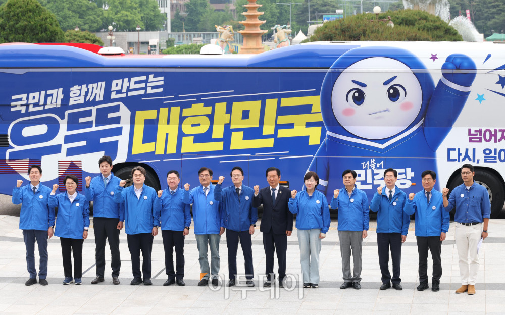 ▲정청래(오른쪽 여섯번째) 더불어민주당 총괄상임선대위원장이 19일 서울 여의도 국회에서 열린 대한민국 국가정상화 중앙선거대책위원회 오뚝유세단 출정식에서 참석자들과 유세 버스 앞에서 기념촬영을 하고 있다. 고이란 기자 photoeran@