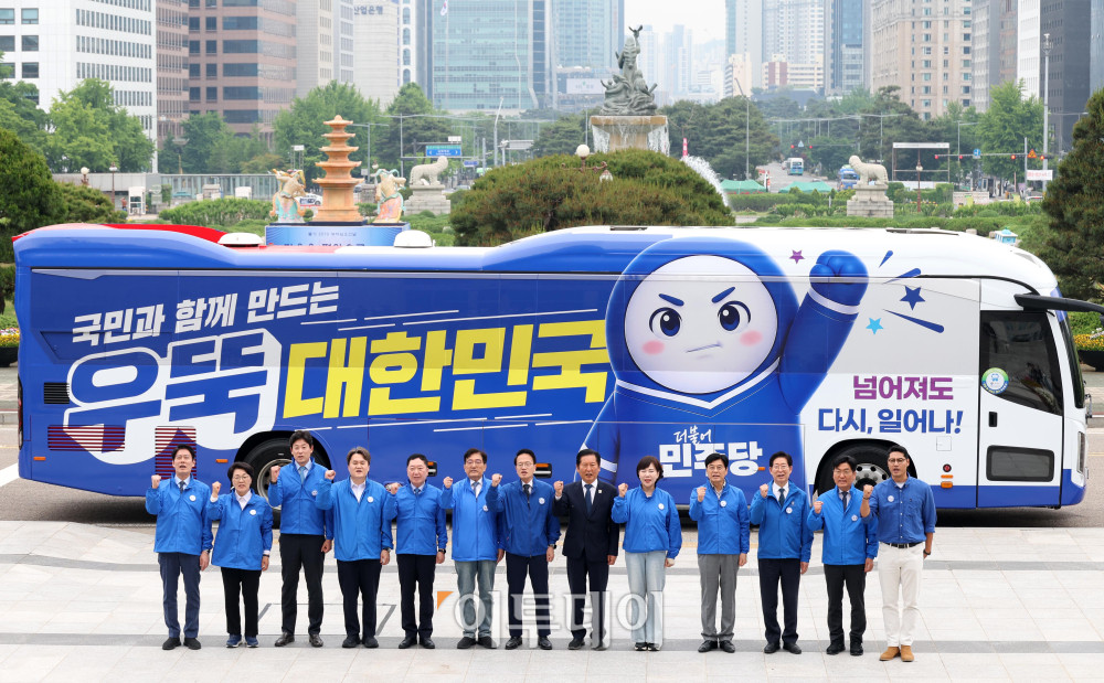 ▲정청래(오른쪽 여섯번째) 더불어민주당 총괄상임선대위원장이 19일 서울 여의도 국회에서 열린 대한민국 국가정상화 중앙선거대책위원회 오뚝유세단 출정식에서 참석자들과 유세 버스 앞에서 기념촬영을 하고 있다. 고이란 기자 photoeran@