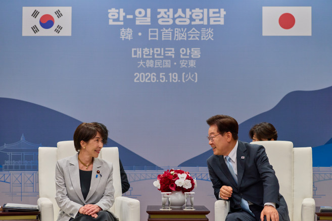 ▲이재명 대통령과 다카이치 사나에 일본 총리가 19일 경북 안동 한 호텔에서 소인수 정상회담을 하고 있다. (연합뉴스)