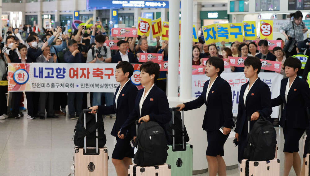 ▲2025-2026 아시아축구연맹(AFC) 여자 챔피언스리그(AWCL) 4강전에서 수원FC 위민을 상대하는 내고향여자축구단이 17일 인천국제공항 제1여객터미널에서 자주통일평화연대 등 단체 관계자들의 환영을 받으며 입국하고 있다. (연합뉴스, 사진공동취재단)