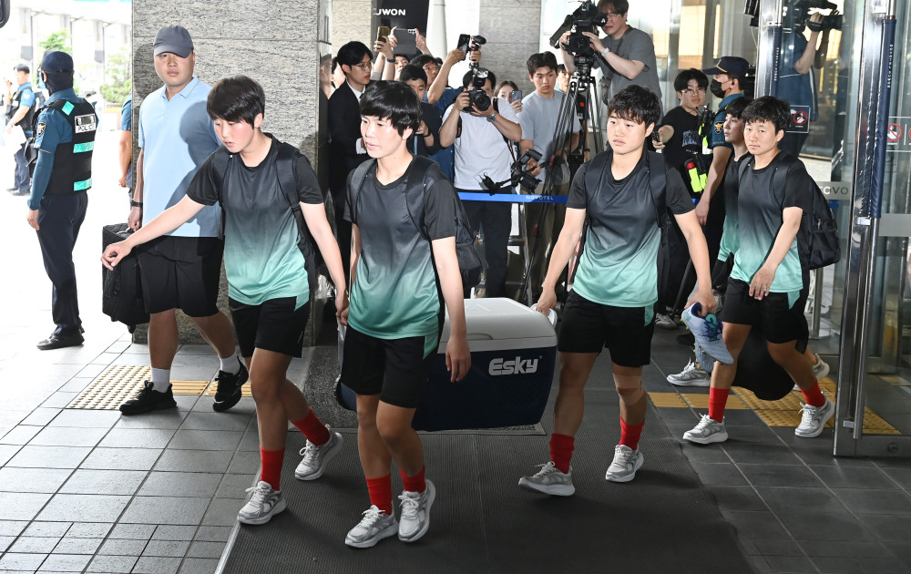 ▲아시아축구연맹(AFC) 여자 챔피언스리그(AWCL) 4강 토너먼트에 출전하는 내고향여자축구단이 18일 훈련장으로 이동하기 위해 경기도 수원시 한 호텔에서 나오고 있다. (연합뉴스, 사진공동취재단)