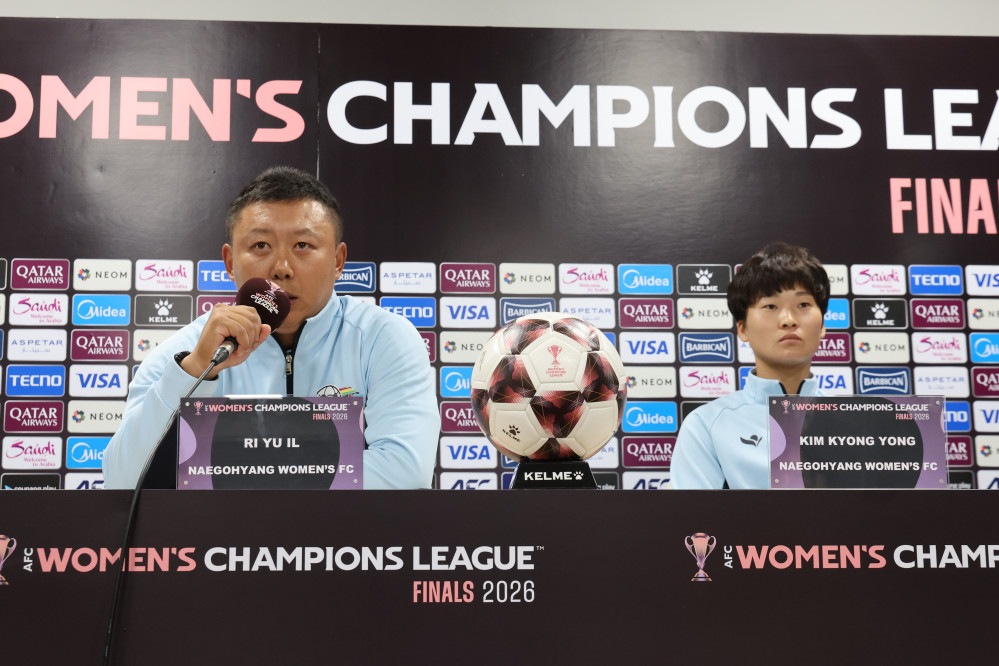 ▲19일 경기도 수원종합운동장에서 열린 아시아축구연맹(AFC) 여자 챔피언스리그(AWCL) 4강 기자회견에서 내고향여자축구단 리유일 감독과 김경영 선수가 취재진 질문에 답하고 있다. (연합뉴스, 사진공동취재단)