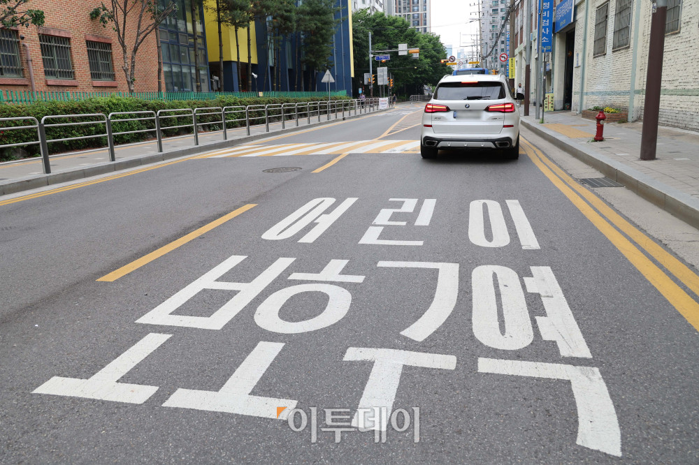 ▲어린이보호구역(스쿨존) 제한속도 완화 논의가 본격화되고 있다. 경찰이 현재 24시간 일괄 적용 중인 시속 30㎞ 제한을 시간대와 도로 여건에 따라 탄력적으로 운영하는 방안을 추진한다. 19일 관련보도에 따르면 경찰청은 이달 초 한국도로교통공단에 스쿨존 속도 제한 개선 방안 연구용역을 발주했으며, 연구 결과는 정부의 '국가정상화 프로젝트 총괄 태스크포스(TF)'에 제출될 예정이다. 사진은 서울 시내 한 어린이보호구역. 고이란 기자 photoeran@