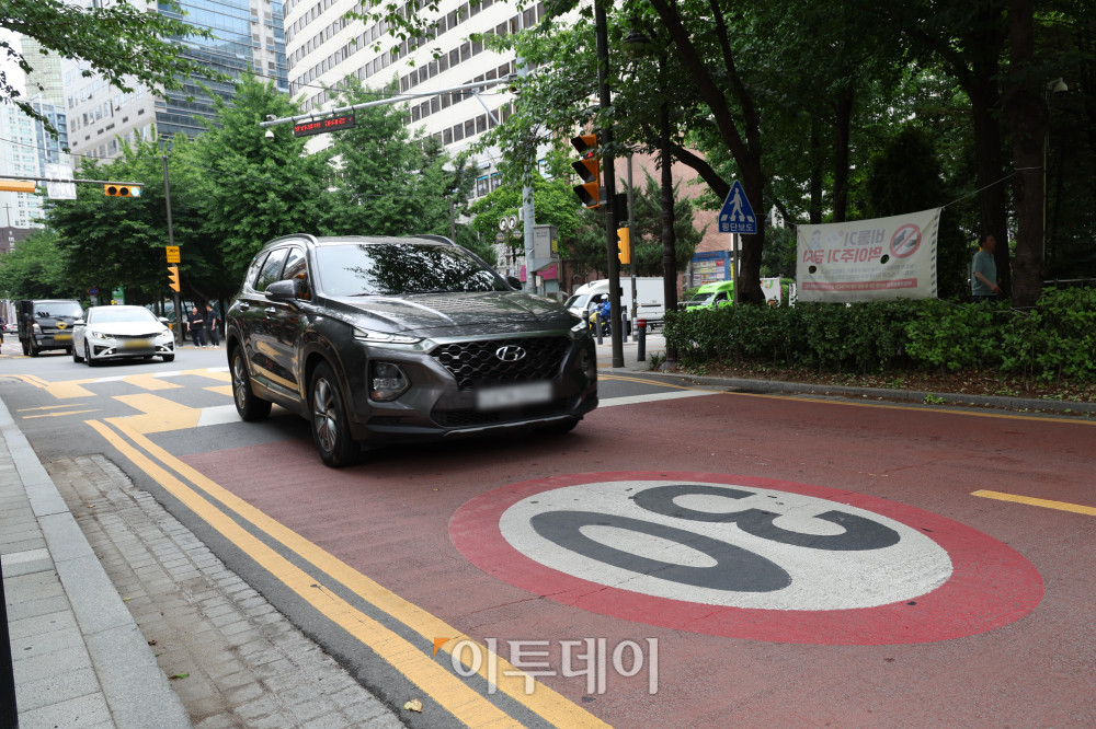 ▲어린이보호구역(스쿨존) 제한속도 완화 논의가 본격화되고 있다. 경찰이 현재 24시간 일괄 적용 중인 시속 30㎞ 제한을 시간대와 도로 여건에 따라 탄력적으로 운영하는 방안을 추진한다. 19일 관련보도에 따르면 경찰청은 이달 초 한국도로교통공단에 스쿨존 속도 제한 개선 방안 연구용역을 발주했으며, 연구 결과는 정부의 '국가정상화 프로젝트 총괄 태스크포스(TF)'에 제출될 예정이다. 사진은 서울 시내 한 어린이보호구역. 고이란 기자 photoeran@