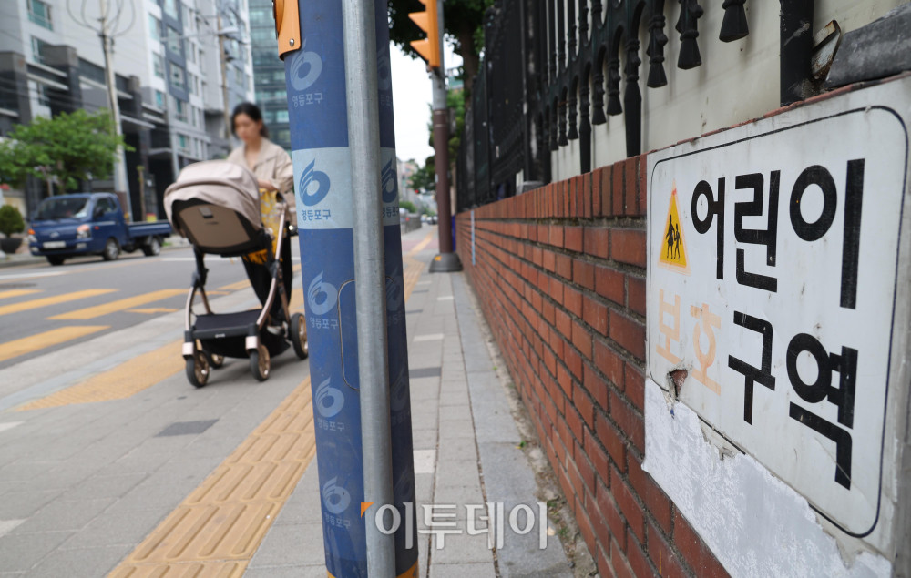 ▲어린이보호구역(스쿨존) 제한속도 완화 논의가 본격화되고 있다. 경찰이 현재 24시간 일괄 적용 중인 시속 30㎞ 제한을 시간대와 도로 여건에 따라 탄력적으로 운영하는 방안을 추진한다. 19일 관련보도에 따르면 경찰청은 이달 초 한국도로교통공단에 스쿨존 속도 제한 개선 방안 연구용역을 발주했으며, 연구 결과는 정부의 '국가정상화 프로젝트 총괄 태스크포스(TF)'에 제출될 예정이다. 사진은 서울 시내 한 어린이보호구역. 고이란 기자 photoeran@
