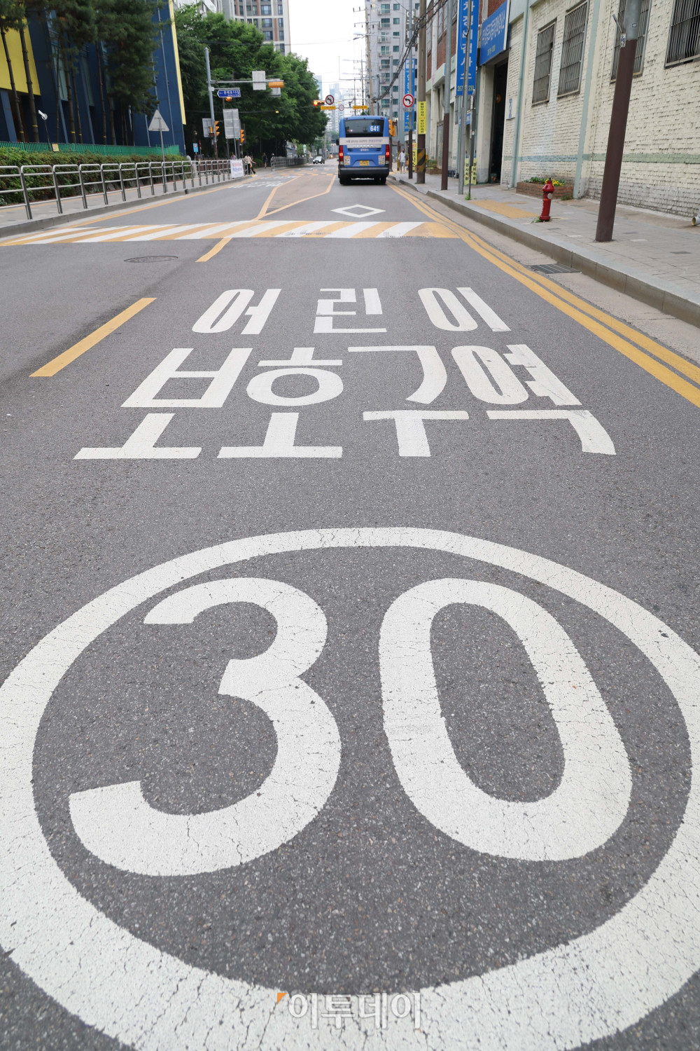 ▲어린이보호구역(스쿨존) 제한속도 완화 논의가 본격화되고 있다. 경찰이 현재 24시간 일괄 적용 중인 시속 30㎞ 제한을 시간대와 도로 여건에 따라 탄력적으로 운영하는 방안을 추진한다. 19일 관련보도에 따르면 경찰청은 이달 초 한국도로교통공단에 스쿨존 속도 제한 개선 방안 연구용역을 발주했으며, 연구 결과는 정부의 '국가정상화 프로젝트 총괄 태스크포스(TF)'에 제출될 예정이다. 사진은 서울 시내 한 어린이보호구역. 고이란 기자 photoeran@