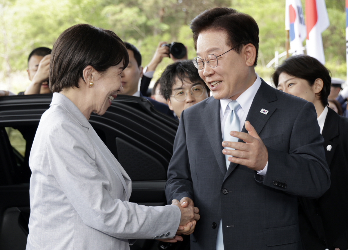 ▲이재명 대통령이 19일 경북 안동 한 호텔에서 다카이치 사나에 일본 총리를 영접하고 있다. 연합뉴스