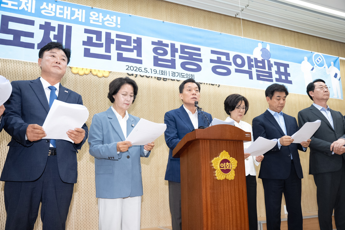 ▲19일 경기도의회 브리핑룸에서 열린 K-반도체 클러스터·경기남부 광역철도 합동 공약 발표에서 이재준 수원시장 후보(가운데)가 발언하고 있다. (이재준 수원시장 후보 캠프)