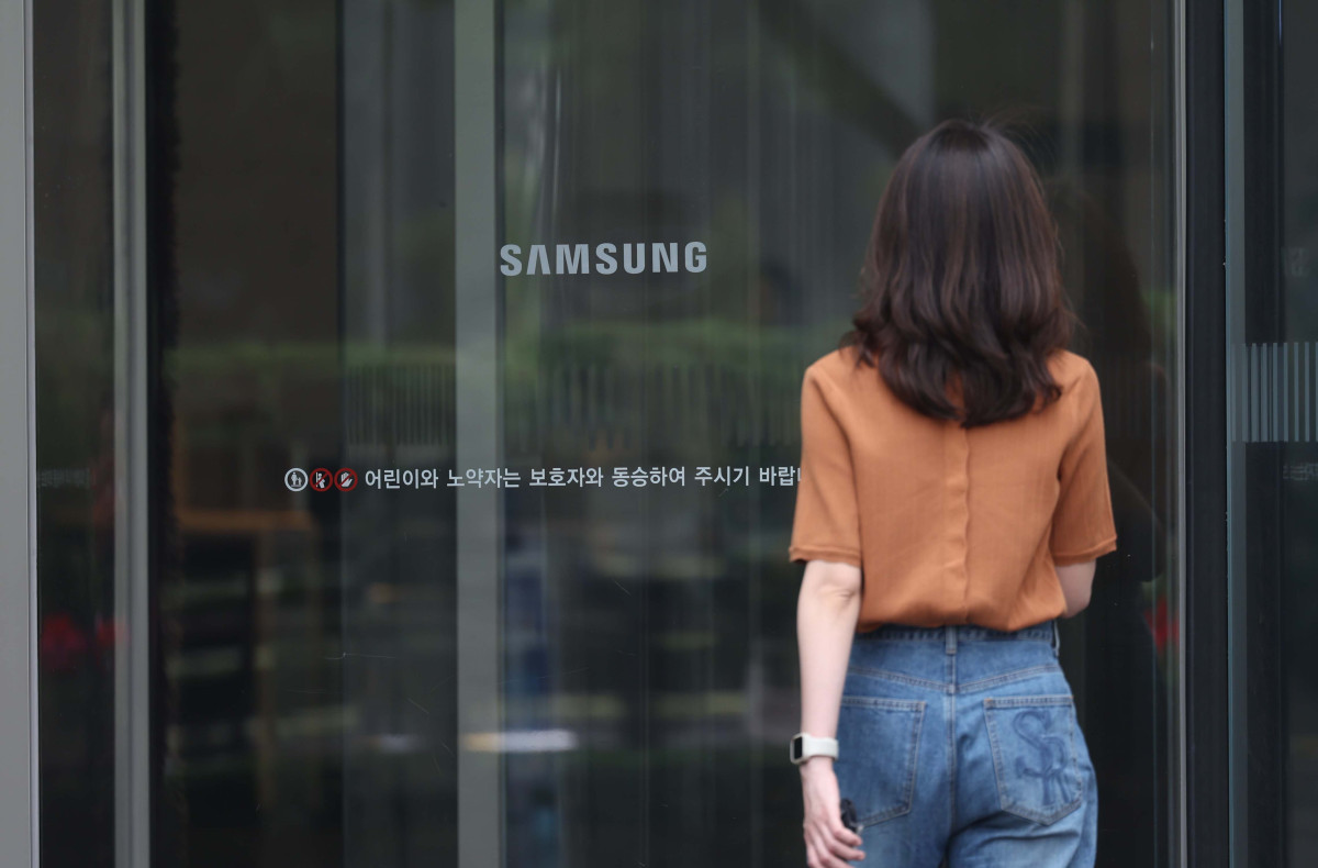 ▲삼성전자 임직원의 올해 1분기 평균 보수가 약 3600만원으로, 월급으로 환산하면 1200만원 정도라는 조사 결과가 나왔다. 한국CXO(씨엑스오)연구소는 19일 이 같은 내용이 담긴 분석 결과를 공개했다. 1분기 삼성전자 임직원의 월평균 급여는 1130만원에서 1270만원 수준으로, 지난해 같은 기간보다 25% 올라 역대 최고를 기록했다. CXO연구소는 1분기 영업이익 개선 효과가 반영되며 임직원들의 급여 수준도 역대 최고 수준으로 높아졌다고 분석했다. 사진은 이날 삼성전자 서초사옥. 신태현 기자 holjjak@