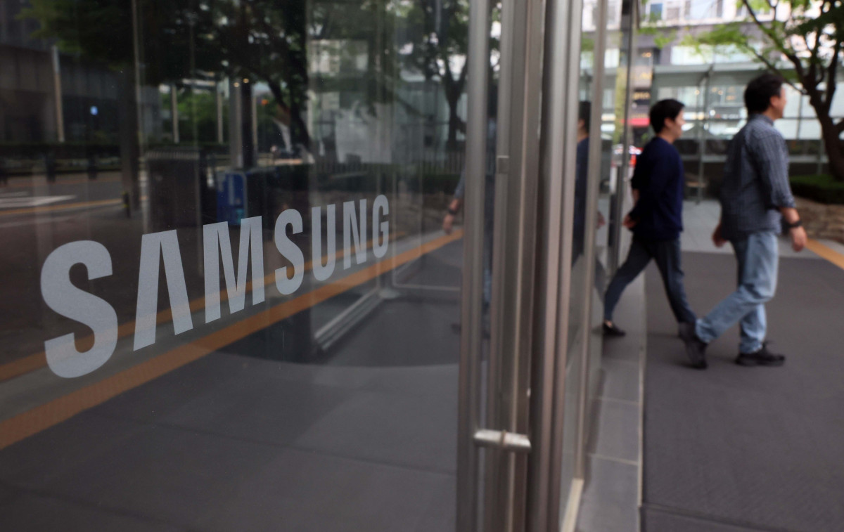 ▲삼성전자 임직원의 올해 1분기 평균 보수가 약 3600만원으로, 월급으로 환산하면 1200만원 정도라는 조사 결과가 나왔다. 한국CXO(씨엑스오)연구소는 19일 이 같은 내용이 담긴 분석 결과를 공개했다. 1분기 삼성전자 임직원의 월평균 급여는 1130만원에서 1270만원 수준으로, 지난해 같은 기간보다 25% 올라 역대 최고를 기록했다. CXO연구소는 1분기 영업이익 개선 효과가 반영되며 임직원들의 급여 수준도 역대 최고 수준으로 높아졌다고 분석했다. 사진은 이날 삼성전자 서초사옥. 신태현 기자 holjjak@