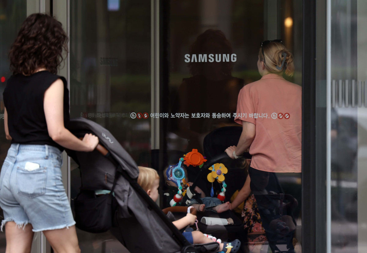 ▲삼성전자 임직원의 올해 1분기 평균 보수가 약 3600만원으로, 월급으로 환산하면 1200만원 정도라는 조사 결과가 나왔다. 한국CXO(씨엑스오)연구소는 19일 이 같은 내용이 담긴 분석 결과를 공개했다. 1분기 삼성전자 임직원의 월평균 급여는 1130만원에서 1270만원 수준으로, 지난해 같은 기간보다 25% 올라 역대 최고를 기록했다. CXO연구소는 1분기 영업이익 개선 효과가 반영되며 임직원들의 급여 수준도 역대 최고 수준으로 높아졌다고 분석했다. 사진은 이날 삼성전자 서초사옥. 신태현 기자 holjjak@