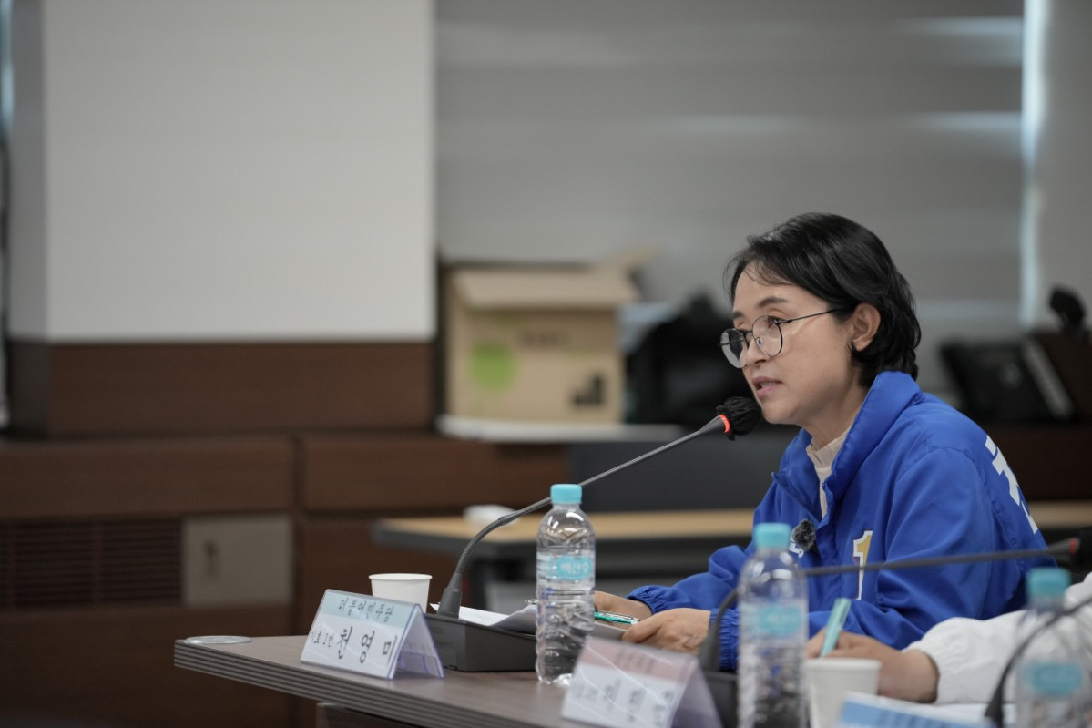 ▲더불어민주당 천영미 안산시장 후보가 '문화경제도시 안산' 핵심 공약을 설명하고 있다. 천 후보는 초지역세권 대개발, 청년 스타트업 1,000개 육성, 이주배경 청소년 통합 지원 등 5대 실천 과제를 발표했다. (천영미 안산시장 후보 캠프)