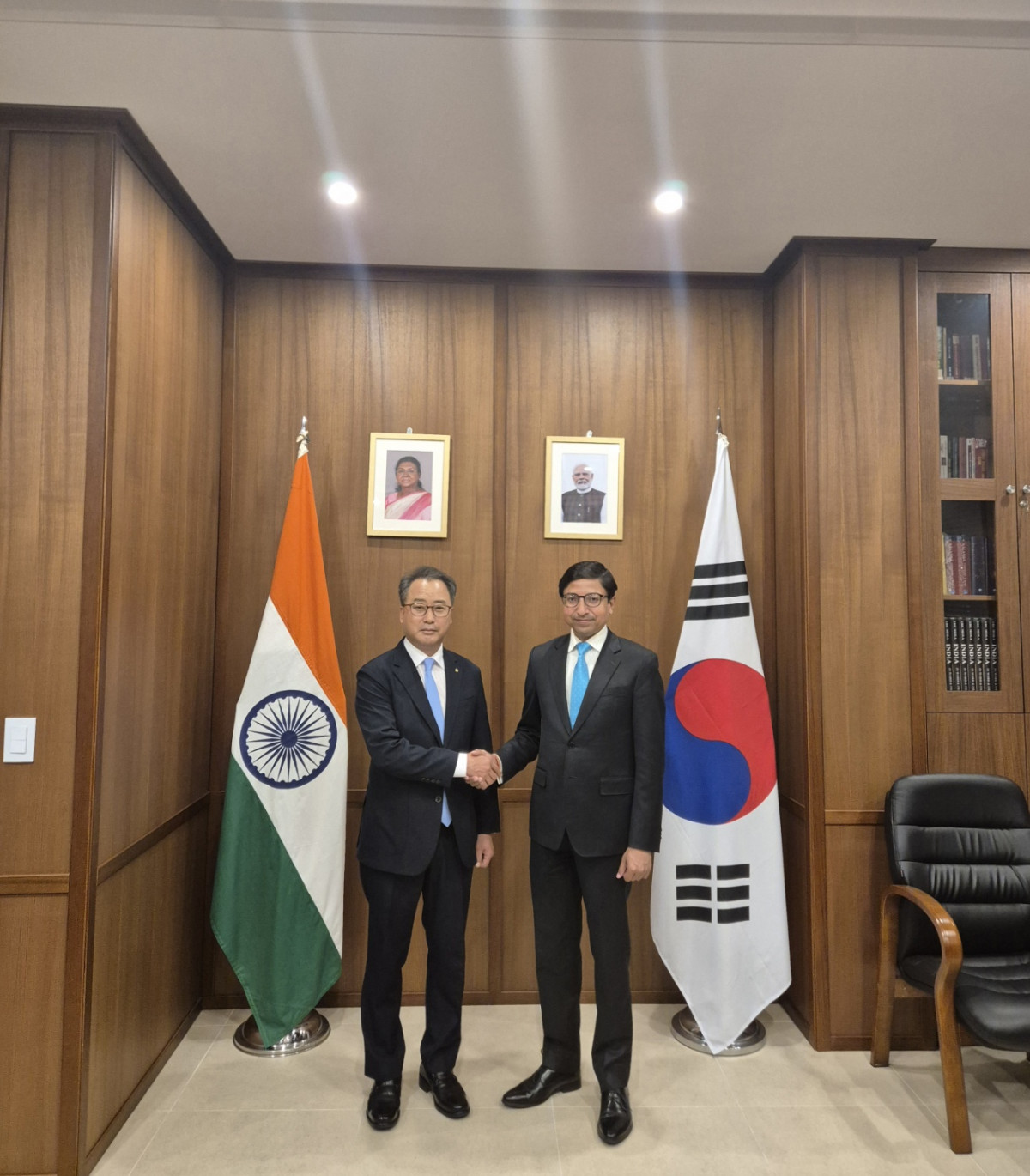 ▲채병득 금융결제원장(사진 왼쪽)과 고랑랄 다스 주한 인도대사가 19일 면담 후 기념사진을 찍고 있다. (사진제공=금융결제원)
