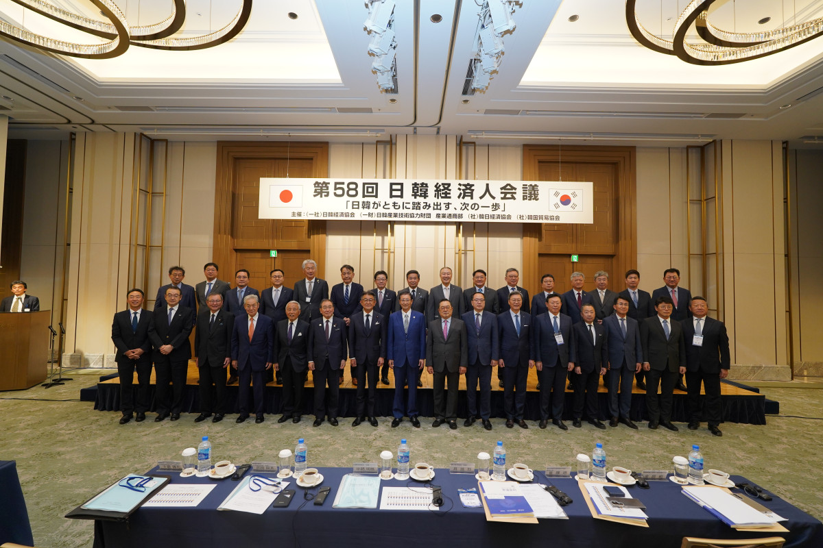 ▲제58회 한일경제인회의에서 양국 주요인사가 개회식 기념촬영을 하고 있다.(1열 왼쪽부터 시계 반대방향) 구로이시 쿠니노리 마루베니 고문, 가타오카 토모히코 도레이인터내셔널 상담역, 나루세 마사하루 더오쿠라도쿄 회장, 이미즈 하루히로 일간공업신문 상담역, 아소 유타카 아소시멘트 회장, 도쿠라 마사카즈 경단련 명예회장, 다케다 료타 일한의원연맹  회장, 고지 아키요시 일한경제협회 회장, 구자열 한일경제협회 회장, 최영배 경제공사, 김창범 한경협 부회장, 신동빈 롯데 회장, 박정원 두산 회장, 김동욱 현대차 부사장, 이형희 SK 부회장, 최윤 OK금융 회장, 서형원 경동시장 회장, 권대열 카카오 ESG총괄리더, 김형석 남해종합건설 부회장, 이인호 무협 부회장, 이재언 삼성물산 사장, 정상혁 신한은행 은행장, 구자균 LS일렉  트릭 회장, 구자은 LS 회장, 효도 마사유키 스미토모상사 회장, 이와타 케이이치 스미토모화학 회장, 다케무라 아키토시 도요타자동차 총괄부장, 나가이 코지 노무라홀딩스 회장, 명노현 LS  부회장, 신형구 포스코재팬 사장, 장희재 한화재팬 사장, 서석숭 한일경제협회 부회장 順 (사진=한일경제협회)