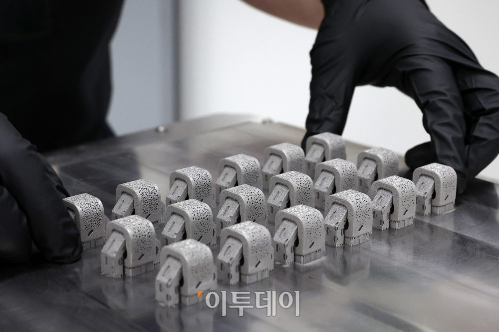 ▲3D 프린팅 적층 공정을 마친 임플란트 제품들. (고이란 기자 photoeran@)