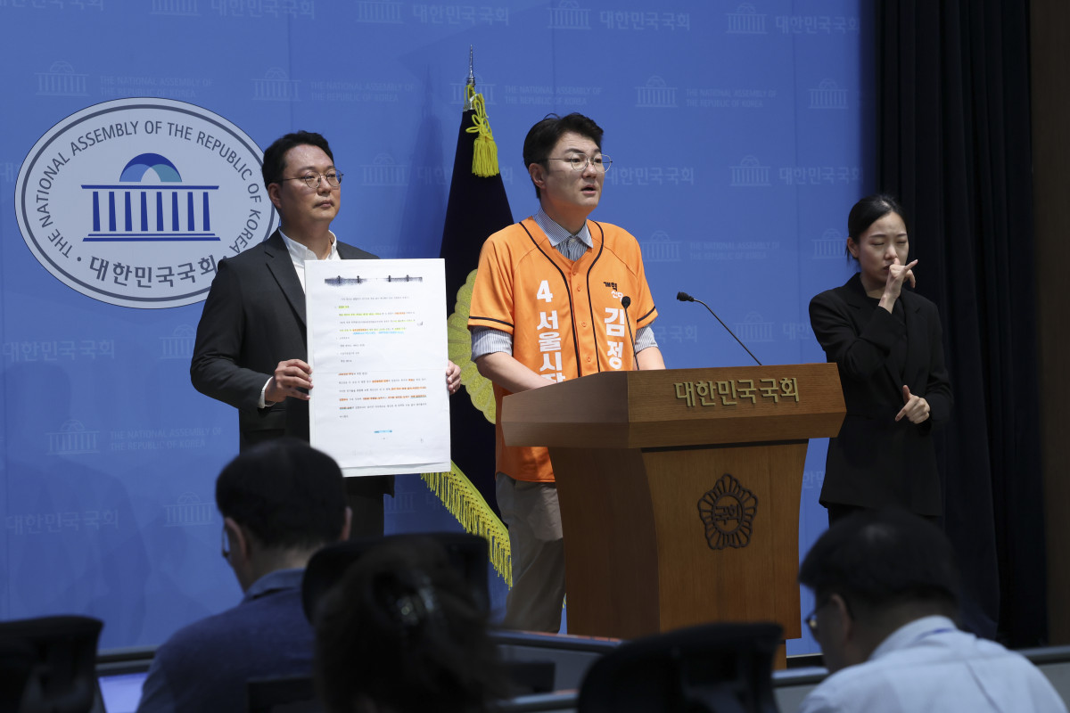 ▲김정철(오른쪽) 개혁신당 서울시장 후보가 19일 서울 여의도 국회 소통관에서 열린 정원오 더불어민주당 서울시장 후보 폭행 판결문 누락 부분 입수 분석 기자회견에서 발언하고 있다. 사진=뉴시스