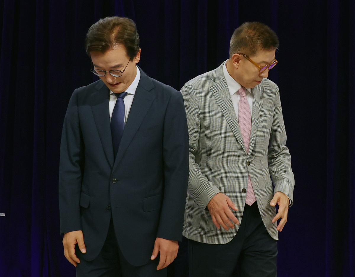 ▲더불어민주당 전재수 부산시장 후보와 국민의힘 박형준 부산시장 후보가 19일 오후 부산 KNN에서 진행된 부산시장 후보자 토론회에 앞서 악수 한 뒤 자리로 돌아가고 있다. (연합뉴스)