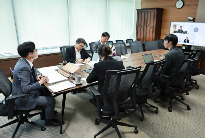 ▲정관 산업통상부 장관이 18일 서울 강남구 역삼동 영상회의실에서 아카자와 료세이 일본 경제산업성 대신과 화상으로 면담을 갖고, 양국 간 주요 협력 의제인 공급망 및 자원안보 협력방안을 논의하고 있다. (연합뉴스)