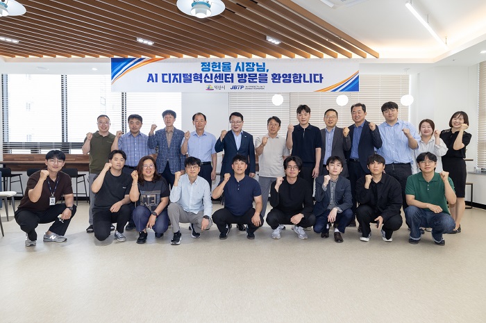 ▲정헌율 익산시장과 AI 디지털 혁신센터 입주기업 관계자들이 익산 어양동 센터 열린 현장 간담회에서 기념촬영을 하고 있다. (사진제공=익산시청)