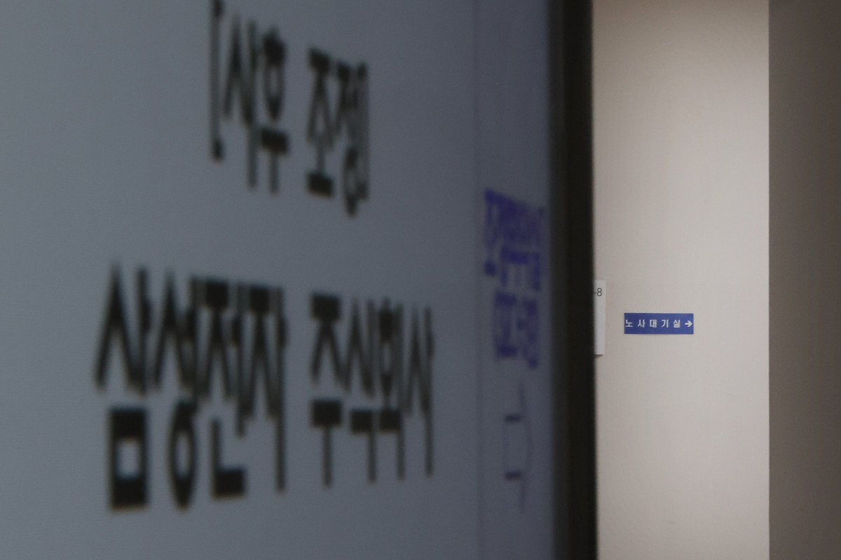 ▲삼성전자 노사 2차 사후조정이 열리고 있는 정부세종청사 중앙노동위원회 조정회의실 복도. (사진=연합뉴스)