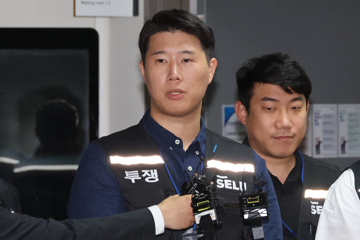 ▲삼성그룹 초기업노동조합 삼성전자지부 최승호 위원장이 20일 새벽 정부세종청사 중앙노동위원회에서 사후조정 회의를 마친 뒤 나와 취재진에게 입장을 밝히고 있다. (사진=연합뉴스)