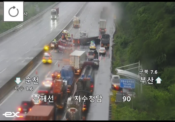 ▲[속보] 남해고속도로 부산방향 지수부근 화물차 사고 발생 (출처=로드플러스 캡처)