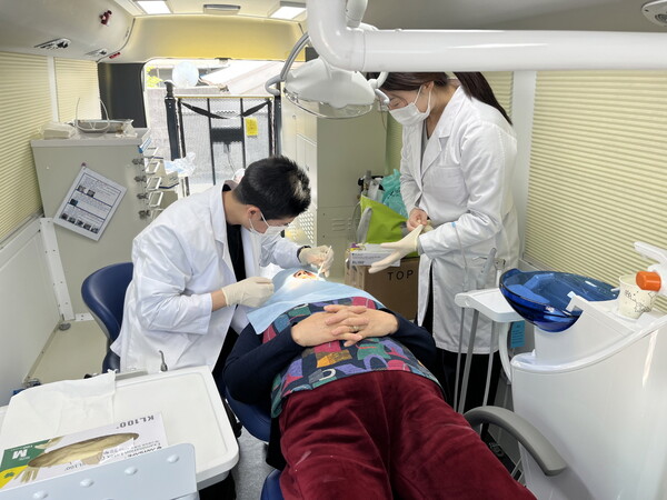 ▲전남 진도군의 '찾아가는 건강버스'를 통해 지역 주민들이 치과검진을 받고 있다. (사진제공=진도군)