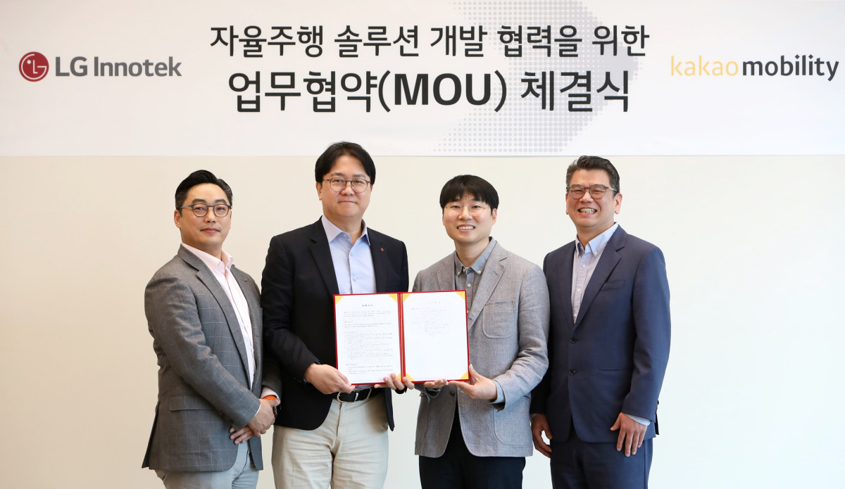 ▲(왼쪽부터) LG이노텍 민죤 CTO(상무), 오세진 CSO(전무), 카카오모빌리티 김진규 피지컬AI 부문장(부사장), 안규진 카카오모빌리티 사업부문총괄(부사장)이 최근 강서구 마곡 소재 LG이노텍 본사에서 개최된 ‘자율주행 솔루션 개발 협력을 위한 양해각서(MOU) 체결식’에서 기념촬영을 하고 있다. (사진제공=LG이노텍)