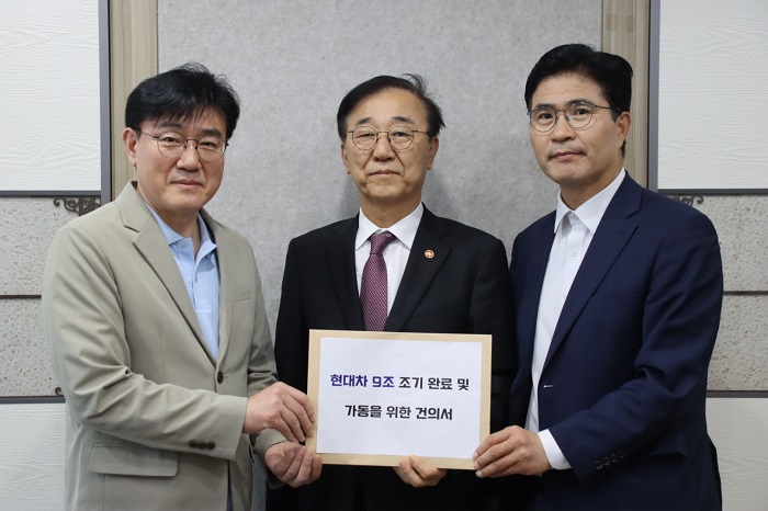 ▲이원택 더불어민주당 전북특별자치도지사 후보와 김재준 군산시장 후보가 김윤덕 국토교통부 장관에게 ‘현대차 9조 조기 완료 및 가동을 위한 건의서’를 전달한 뒤 기념촬영을 하고 있다. (사진제공=이원택 더불어민주당 전북특별자치도지사 후보 캠프)