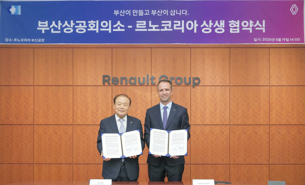 ▲19일 르노코리아 부산공장에서 르노코리아와 부산상의가 부산지역 경제 활성화를 위한 '판매 증대 캠페인 업무협약'을 체결했다.(왼쪽부터 부산상의 양재생 회장, 르노코리아 니콜라 파리 사장) (사진=르노코리아)