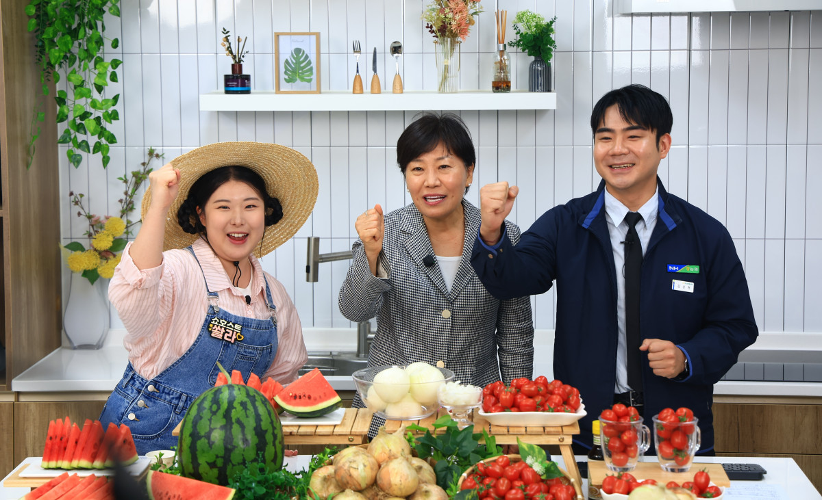 ▲송미령 농림축산식품부 장관이 19일 전북 익산원예농협 온라인 스튜디오에서 진행된 라이브 커머스에 '일일 쇼호스트'로 참여하고 있다. (사진제공=농림축산식품부)
