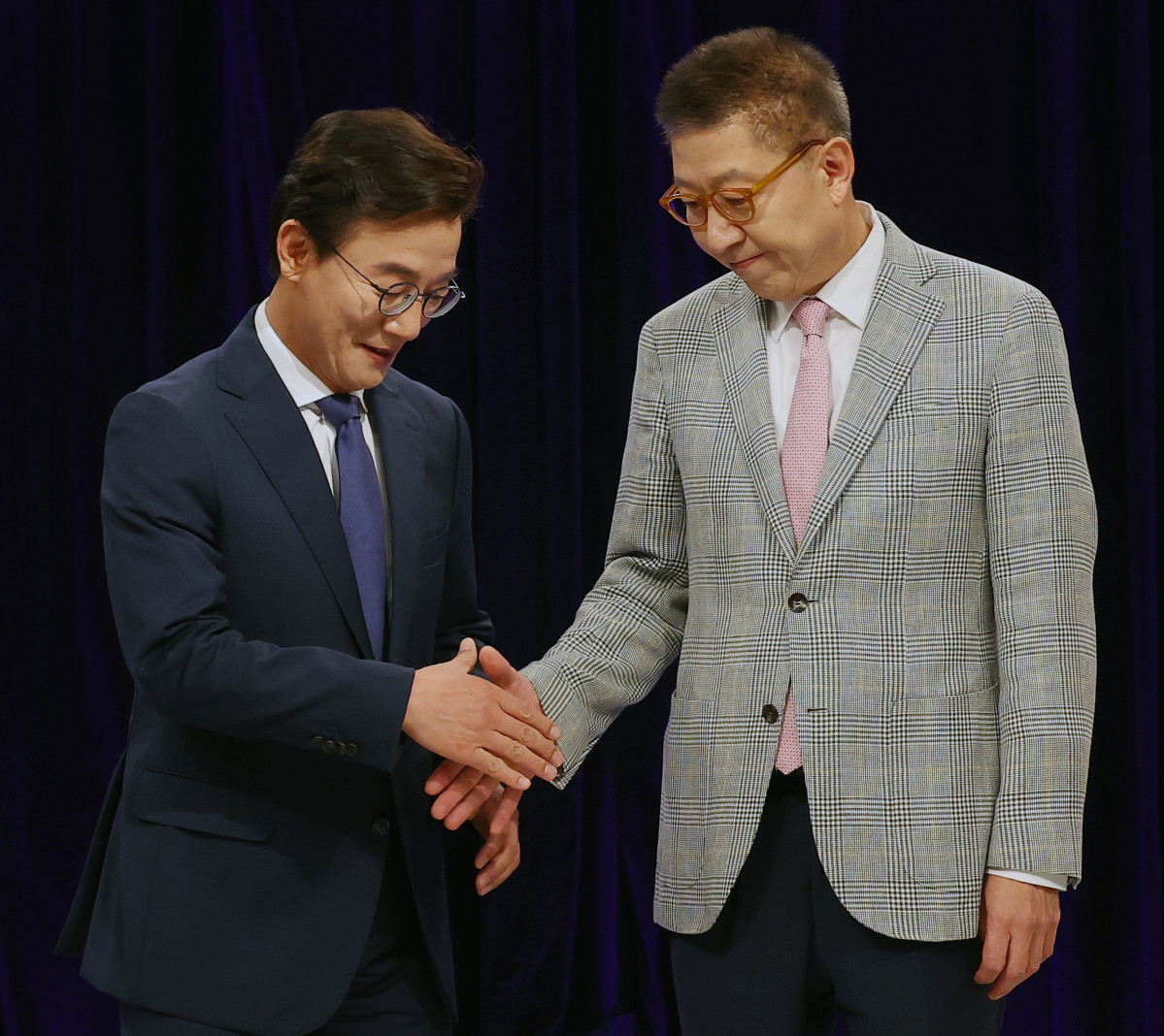 ▲전재수 더불어민주당 부산시장 후보와 박형준 국민의힘 부산시장 후보가 19일 오후 부산 KNN에서 진행된 부산시장 후보자 토론회에 앞서 악수하고 있다. (연합뉴스)