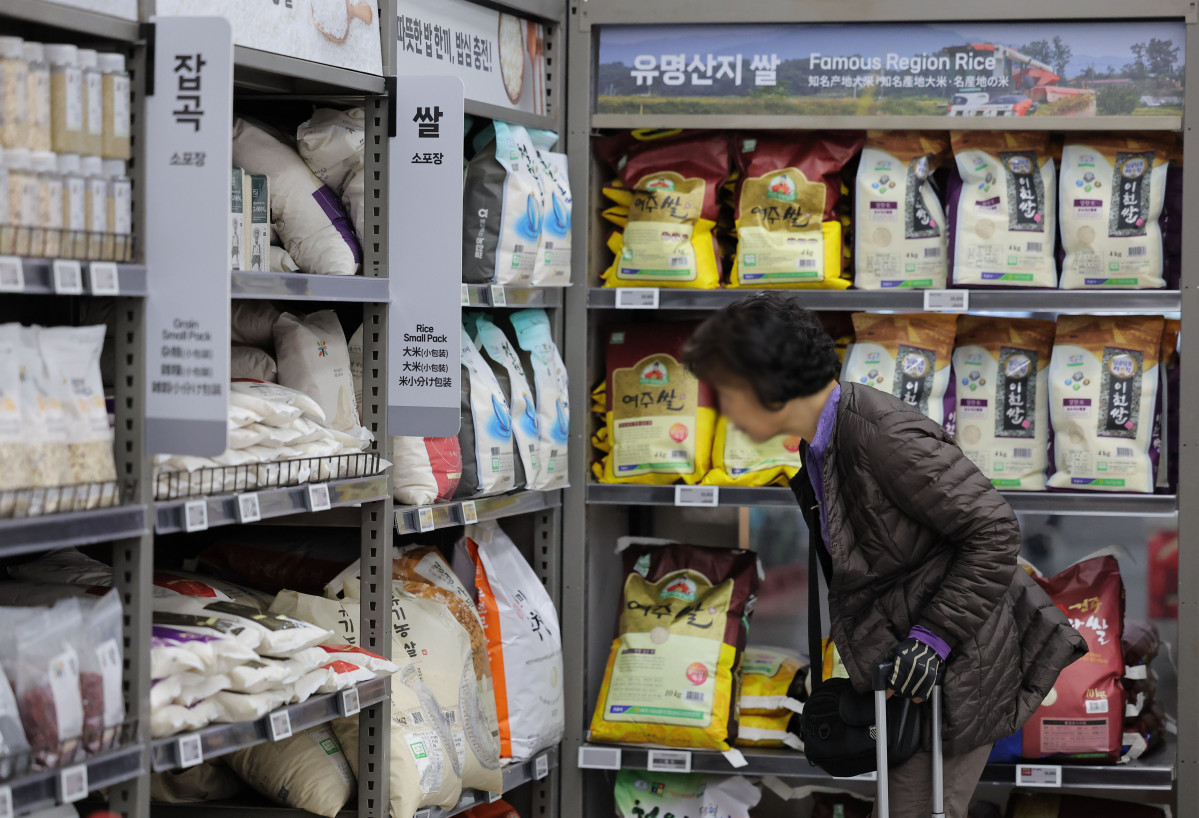 ▲중동전쟁이 장기화하면서 지난달 세계식량가격이 곡물, 유지류, 육류 가격을 중심으로 상승하며 관련 지수(130.7)가 3년 2개월 만에 최고 수준으로 높아진 가운데 10일 서울 시내 한 대형 마트 쌀,잡곡 등 곡물 코너 모습. (연합뉴스)