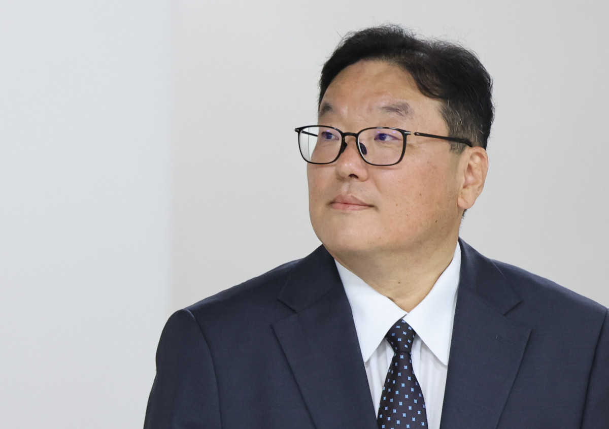 ▲'쿠팡 퇴직금 미지급 사건'을 무혐의 처분하도록 외압을 행사한 혐의를 받는 엄희준 광주고검 검사가 20일 오전 서울 중앙지방법원에서 열린 첫 공판에 출석하고 있다. (뉴시스)