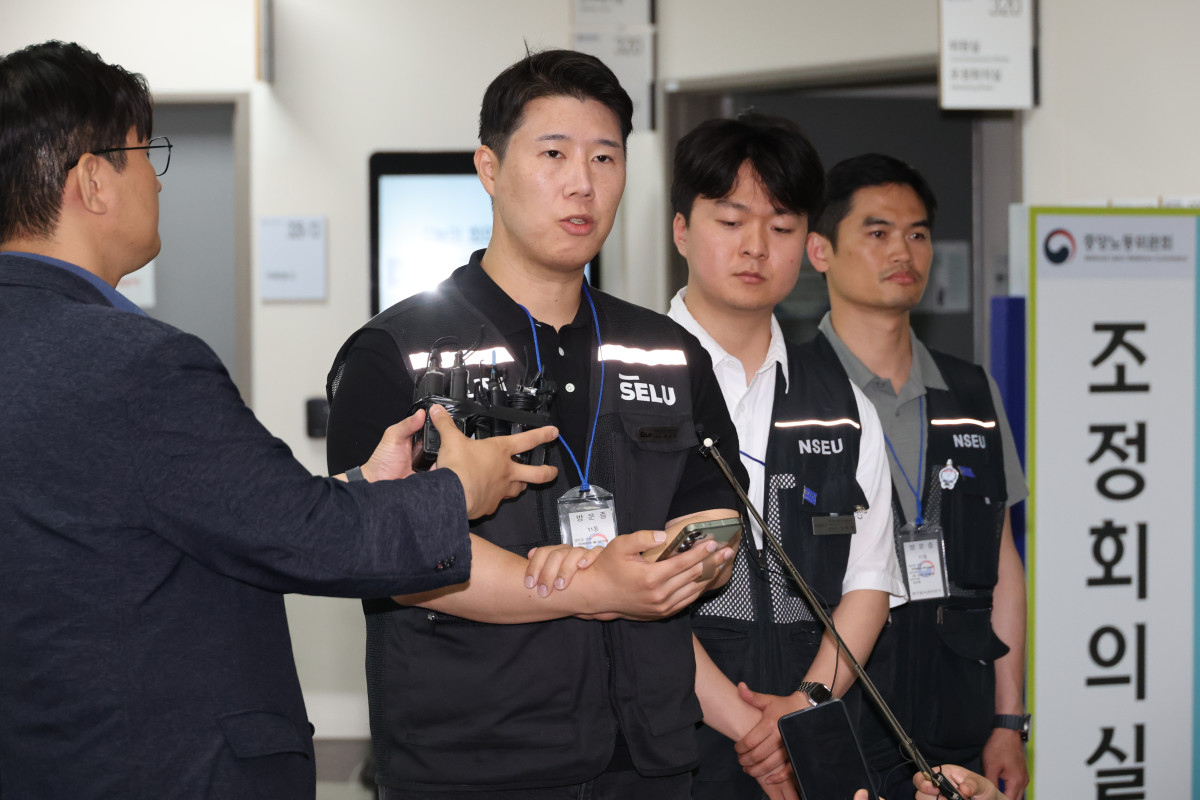 ▲삼성그룹 초기업노동조합 삼성전자지부 최승호 위원장이 총파업 예고시점을 하루 앞둔 20일 정부세종청사 중앙노동위원회에서 열린 3차 사후조정 회의를 마친 뒤 노사협상 결렬 과정을 설명한 뒤 총파업 강행 입장을 밝히고 있다. (사진=연합뉴스)