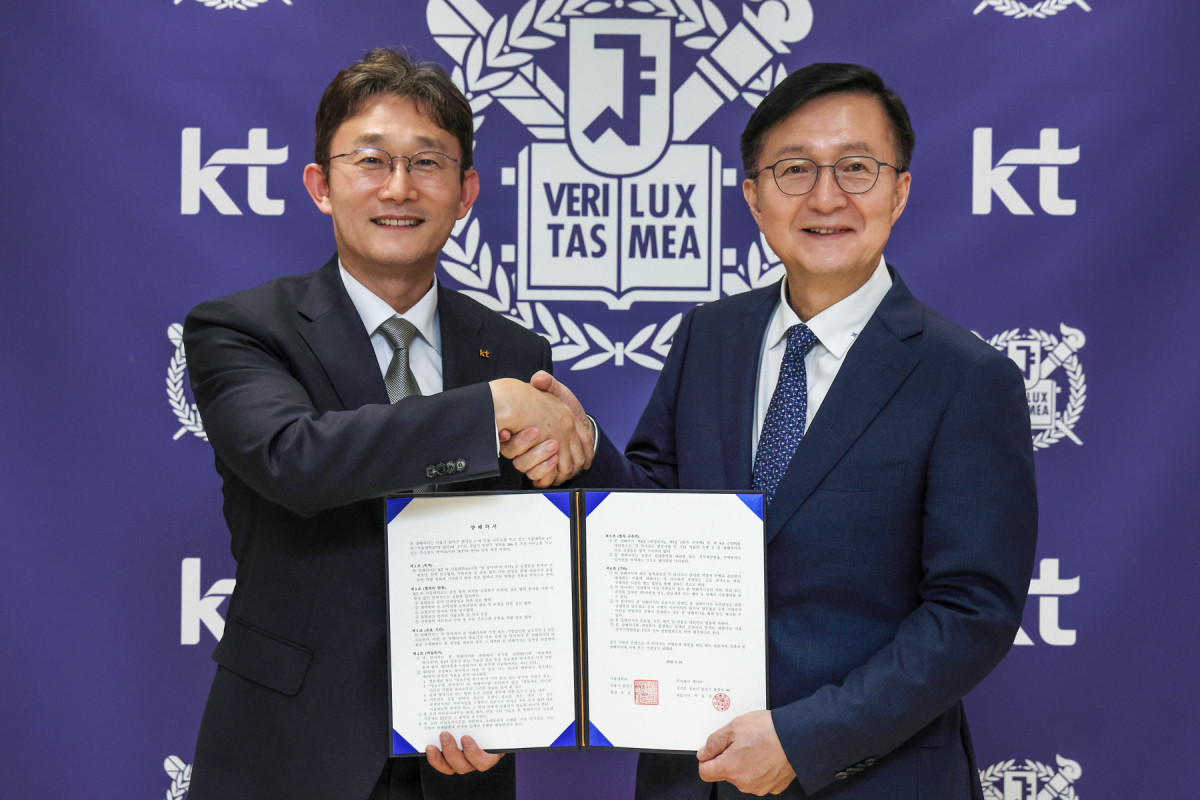 ▲KT와 서울대학교가 서울대학교 총장공관에서 산학협력을 위한 양해각서 체결 후 기념사진을 찍고 있는 모습. 좌측부터 박윤영 KT 대표이사, 서울대학교 유홍림 총장. (사진제공=KT)