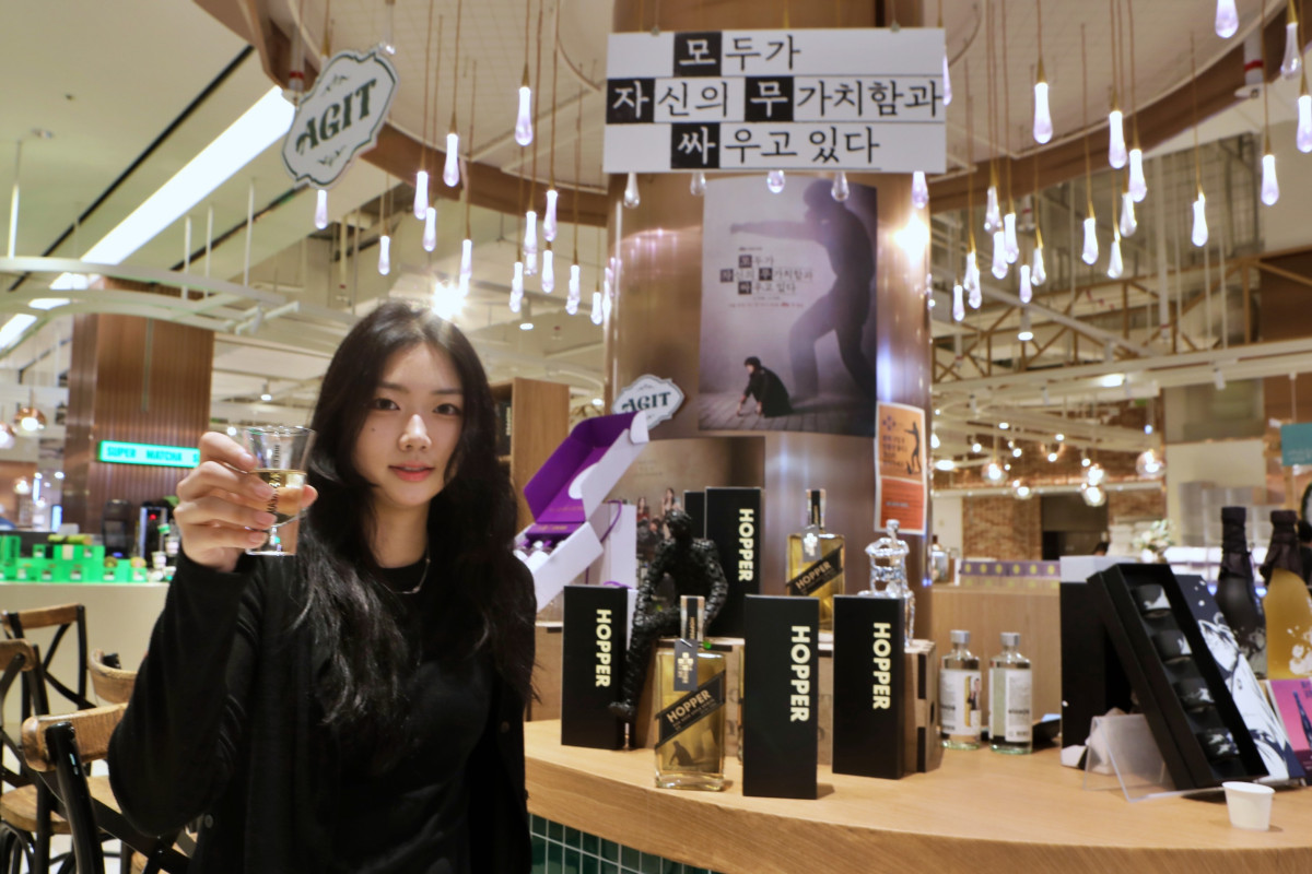 ▲서울시 송파구 신천동에 위치한 잠실 롯데월드몰 지하 1층 '모자무싸 호퍼' 팝업스토어에서 모델이 상품을 선보이고 있다. (사진제공=롯데백화점)